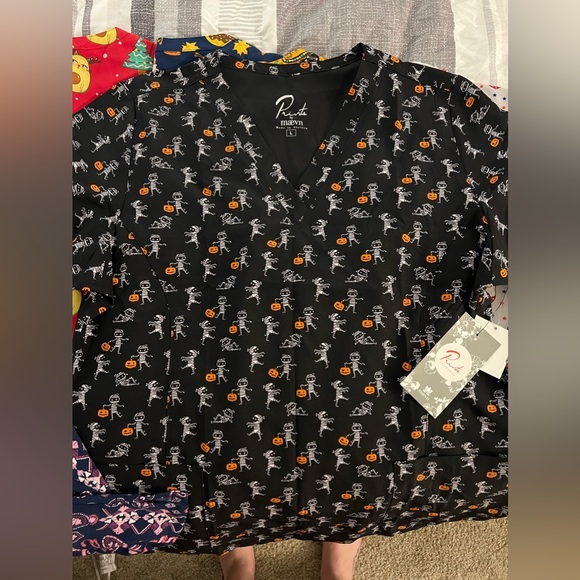 Patterned Scrub Tops - Picture 5 of 6